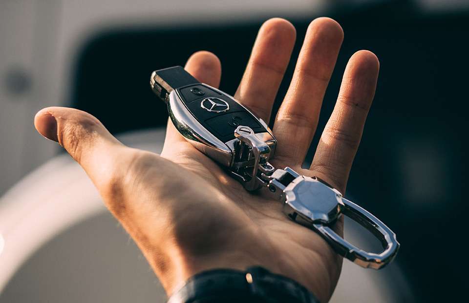 Bild von Schlüsseln eines Autos der Marke Mercedes.
